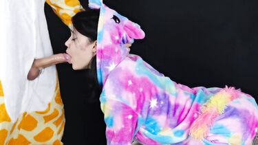 Телка в кигуруми сосет хуй на пижамной вечеринке