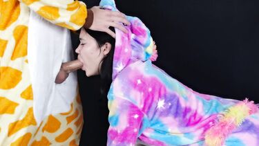 Телка в кигуруми сосет хуй на пижамной вечеринке