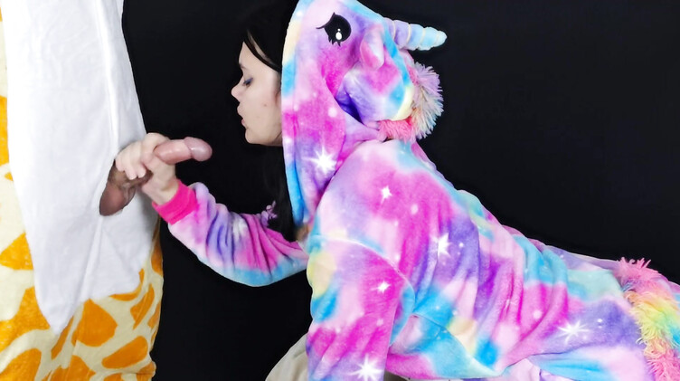 Телка в кигуруми сосет хуй на пижамной вечеринке