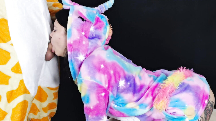 Телка в кигуруми сосет хуй на пижамной вечеринке