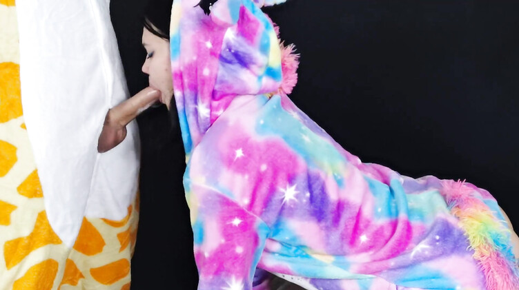 Телка в кигуруми сосет хуй на пижамной вечеринке