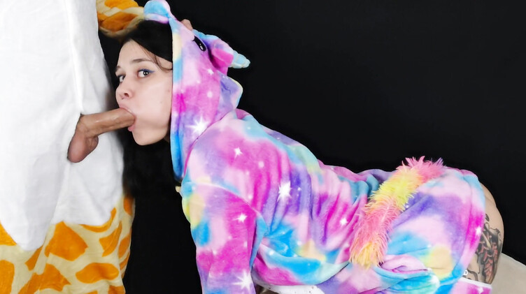 Телка в кигуруми сосет хуй на пижамной вечеринке