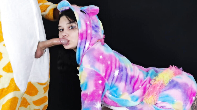 Телка в кигуруми сосет хуй на пижамной вечеринке