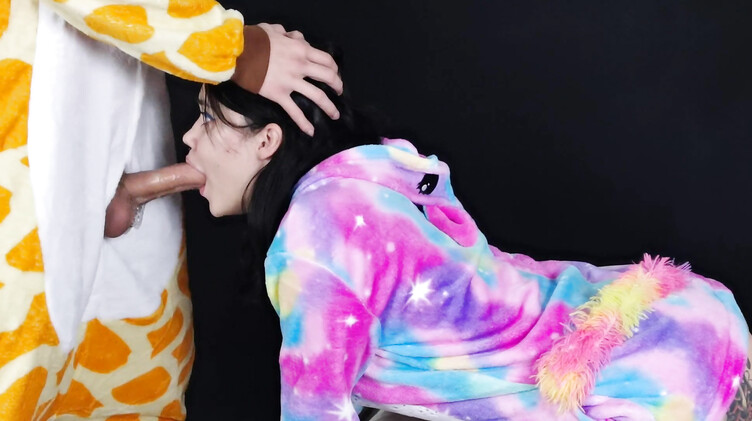 Телка в кигуруми сосет хуй на пижамной вечеринке