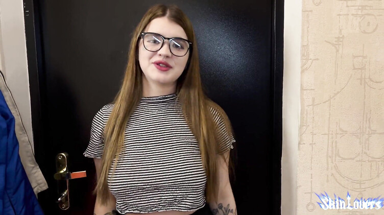 Соседка зашла за сахаром и получила сладкую сперму в ротик