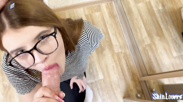 Соседка зашла за сахаром и получила сладкую сперму в ротик