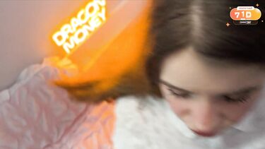 Альтушка сквиртит на геймера и ебется с ним в очко