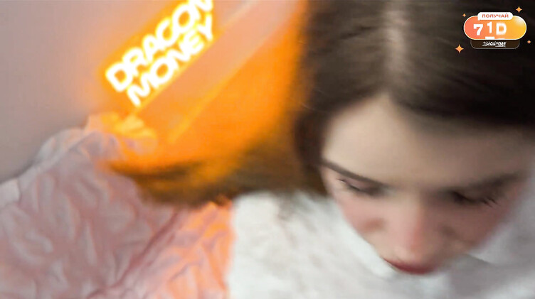 Альтушка сквиртит на геймера и ебется с ним в очко