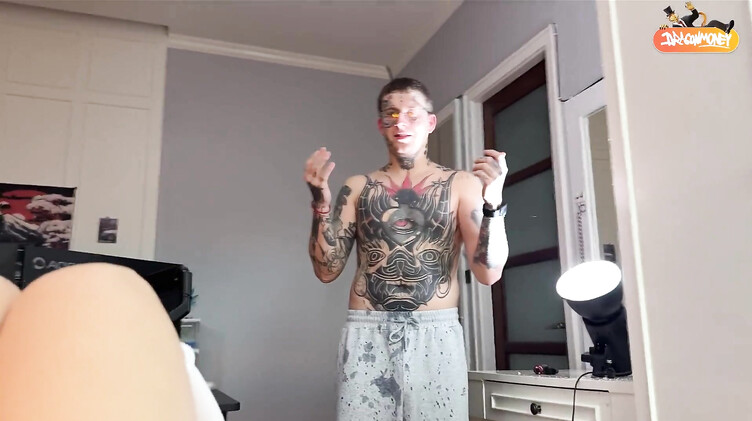 Альтушка сквиртит на геймера и ебется с ним в очко