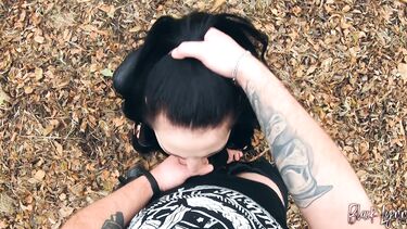 Black Lynn: Телка в кожаных штанах активно сосет в парке