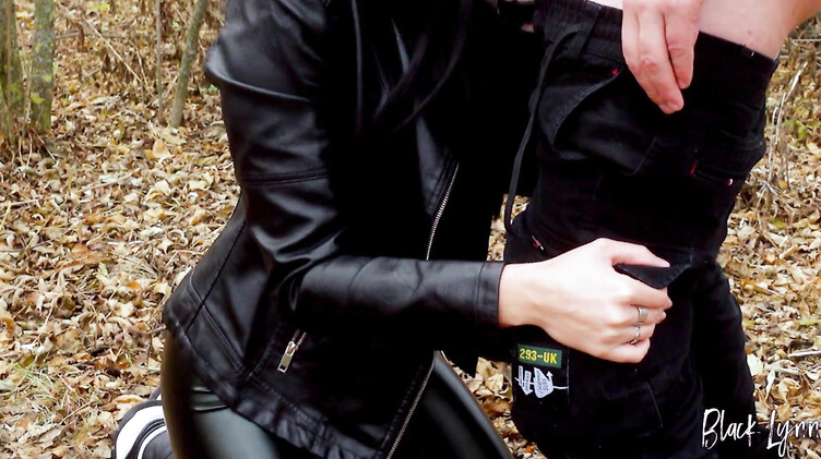 Simon Winternight: Телка в кожаных штанах активно сосет в парке