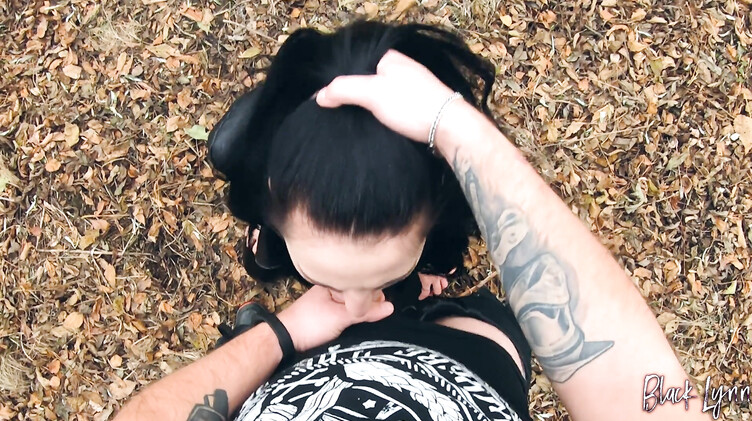 Телка в кожаных штанах активно сосет в парке