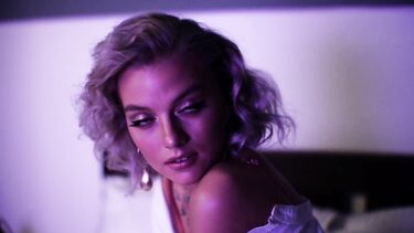 Красивая модель сосет и дрочит хуй двумя руками