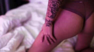 Красивая модель сосет и дрочит хуй двумя руками