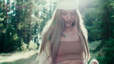 Курящие: Худенькая русская хиппи курит в лесу и мастурбирует с самотыком