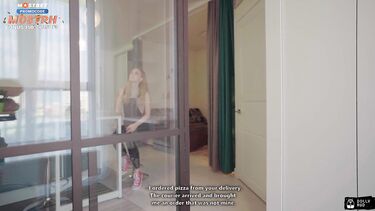 Студентка курьерша перепутала мой заказ и теперь скачет на моем члене