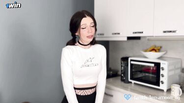 Друг за слюнявый минет разрешил красивой брюнетке остановиться у него