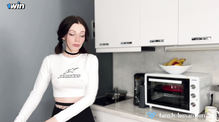 Друг за слюнявый минет разрешил красивой брюнетке остановиться у него