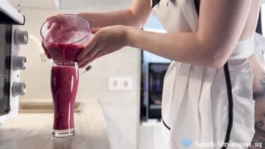 Русская служанка сосет хуй в коленно-локтевой