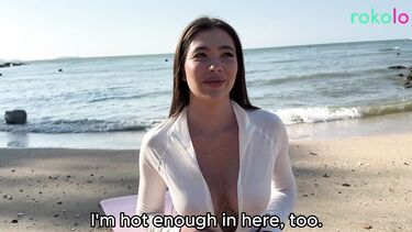 Кончает на задницу и продолжает трахать телку с сайта знакомств