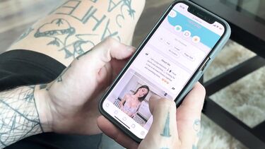 Кончает на задницу и продолжает трахать телку с сайта знакомств