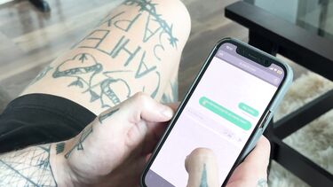 Кончает на задницу и продолжает трахать телку с сайта знакомств