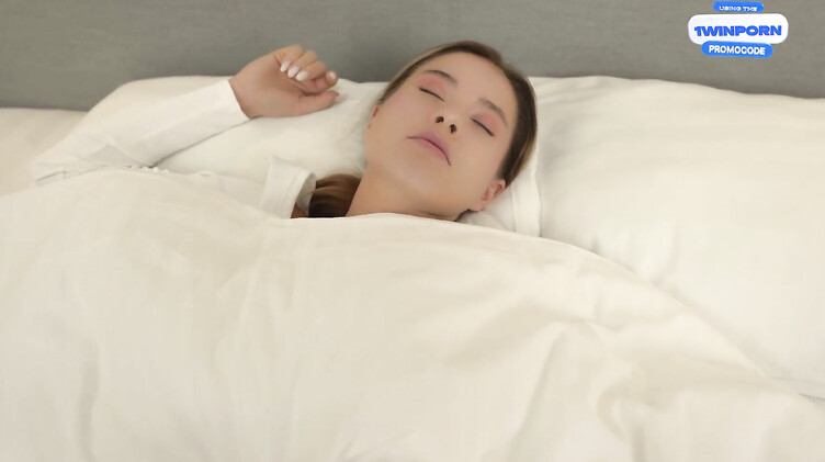 Сестра проснулась от хуя в пизде и словила сперму брата на язык