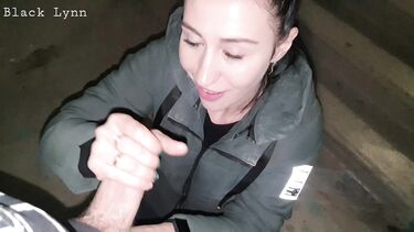 На лестнице: Курящая брюнетка сосет хуй на лестничной клетке