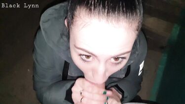 Курящая брюнетка сосет хуй на лестничной клетке