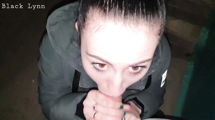 Курящая брюнетка сосет хуй на лестничной клетке