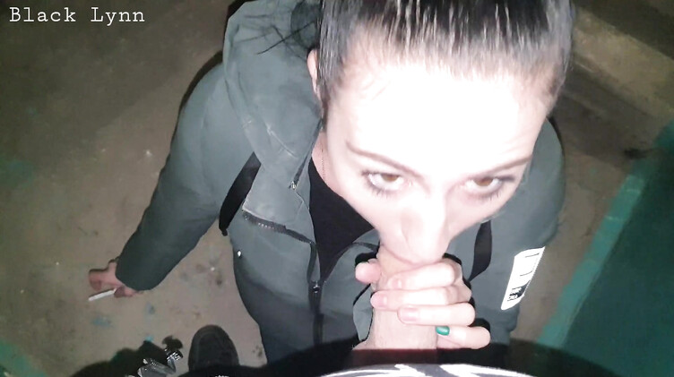 Курящая брюнетка сосет хуй на лестничной клетке