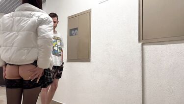 Сексапильная замужняя брюнетка заплатила за помощь соседу сексом в подъезде