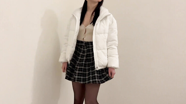 Сексапильная замужняя брюнетка заплатила за помощь соседу сексом в подъезде