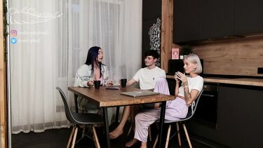 Продвинутая мамаша снимает на телефон секс видео с сыном и его женой