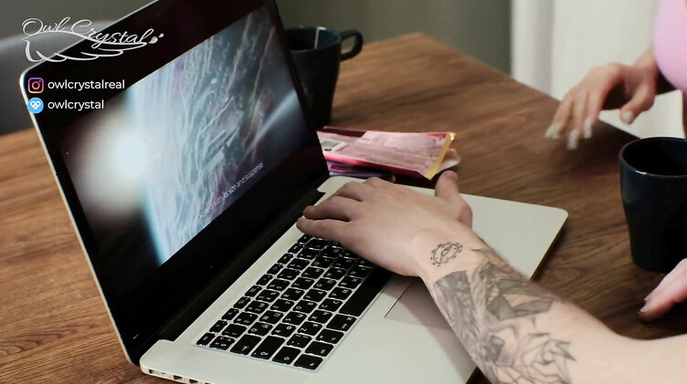 На кухне: Продвинутая мамаша снимает на телефон секс видео с сыном и его женой