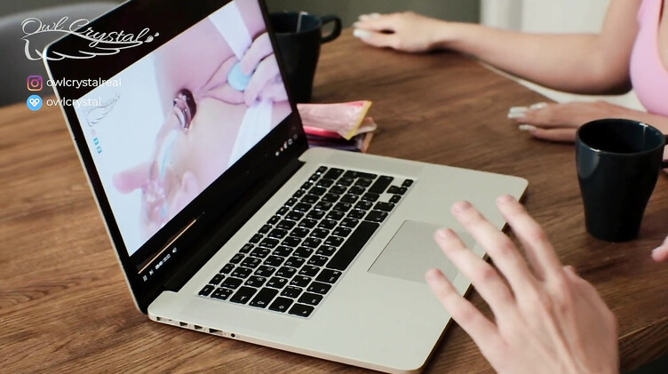 Продвинутая мамаша снимает на телефон секс видео с сыном и его женой