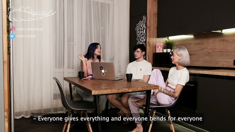 Продвинутая мамаша снимает на телефон секс видео с сыном и его женой