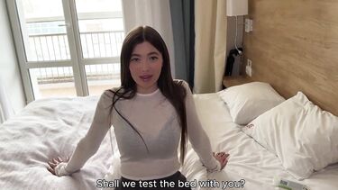 Разрабатывает хуем влажную щель горячей риэлторши