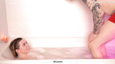 Инцест в ванне от сестры с футджобом  и трахом