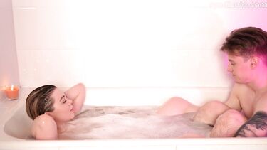 Инцест в ванне от сестры с футджобом  и трахом