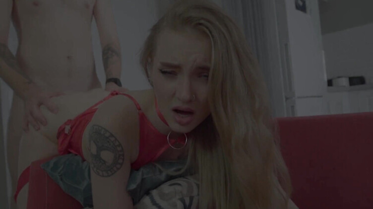 Пасынок дрочил грязными трусиками мачехи и попался