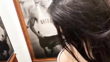 Трахнул в рот в примерочной спортивного магазина перед зеркалом