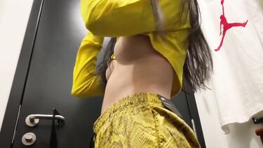 Трахнул в рот в примерочной спортивного магазина перед зеркалом