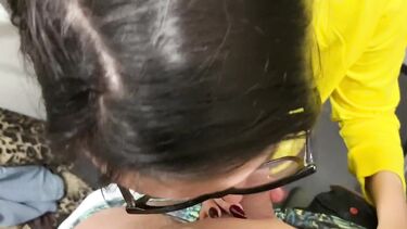 Трахнул в рот в примерочной спортивного магазина перед зеркалом