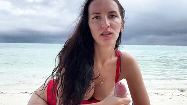 Брюнетка в купальнике отсасывает хуй на пляже