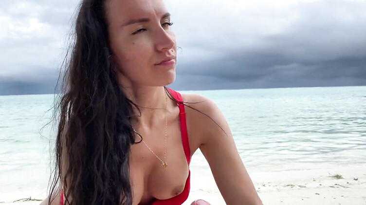 Брюнетка в купальнике отсасывает хуй на пляже