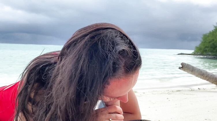 Брюнетка в купальнике отсасывает хуй на пляже