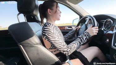 Малышка трахается в машине с парнем после первого урока вождения