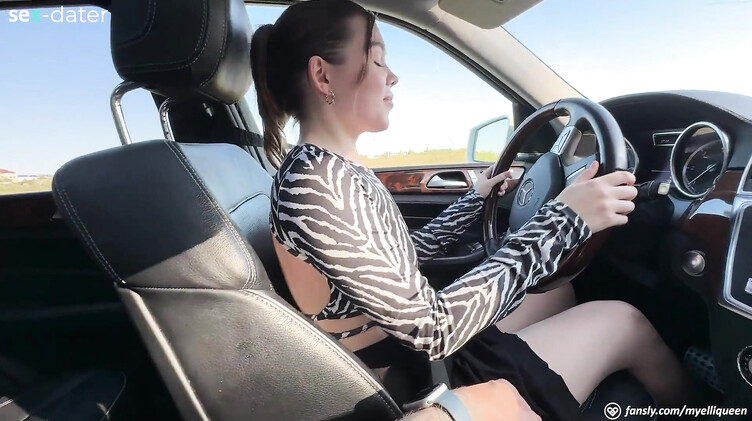 Малышка трахается в машине с парнем после первого урока вождения