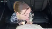 малышка сосет от 1 лица парню в машине
